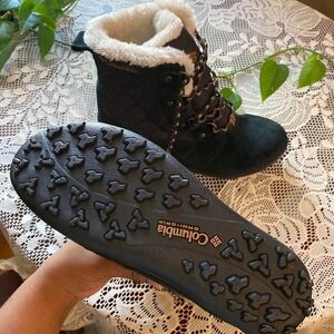 Black Columbia winter snow boots